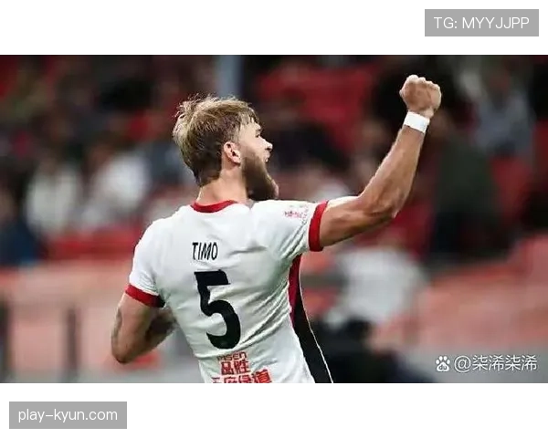 特写：尼斯前锋主罚点球前，VAR长时间介入检查引发主场球迷不满