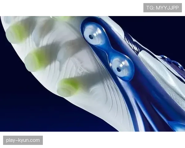 荧光橙足球的科技密码：材质、配色与旋转可读性的三重升级